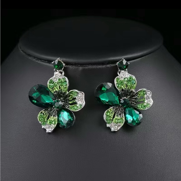 Jane Chic Designs Secret Garden Necklace and Earring Set - Picture 3 of 6